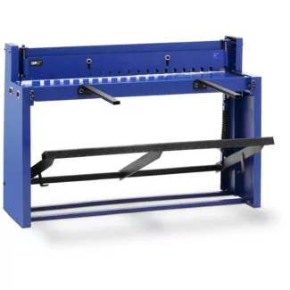 Giljotiinileikkuri – jalustalla – jalkapoljin – 1 320 mm leikkauspituus – 1,5 mm leikkaussyvyys – 0 – 840 m takamitta