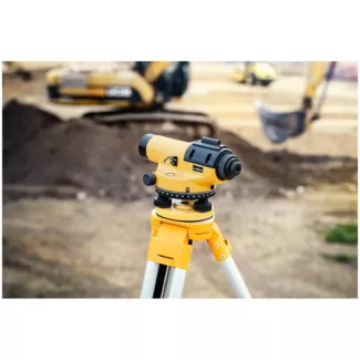 Vaaituskoje – kolmijalka ja vaaituslatta – 28-kertainen suurennos – 36 mm objektiivi – mittaustarkkuus 1,5 mm – magneettinen tasaaja